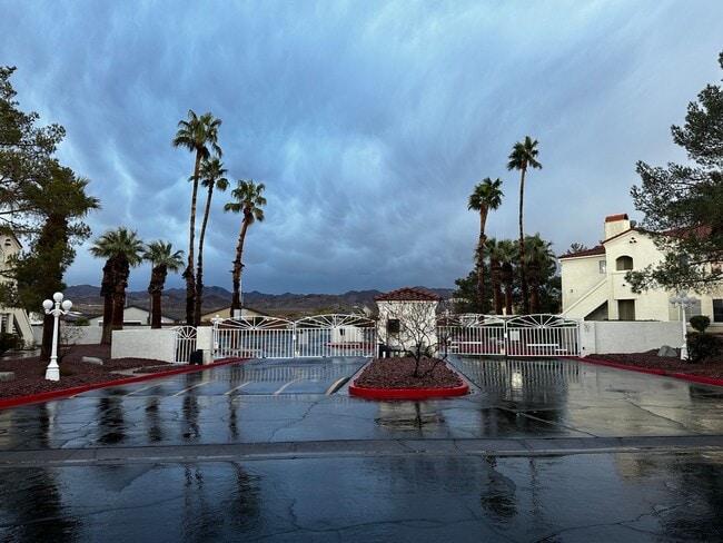 Building Photo - Henderson First Floor Condo - In Gated Community With Pool.