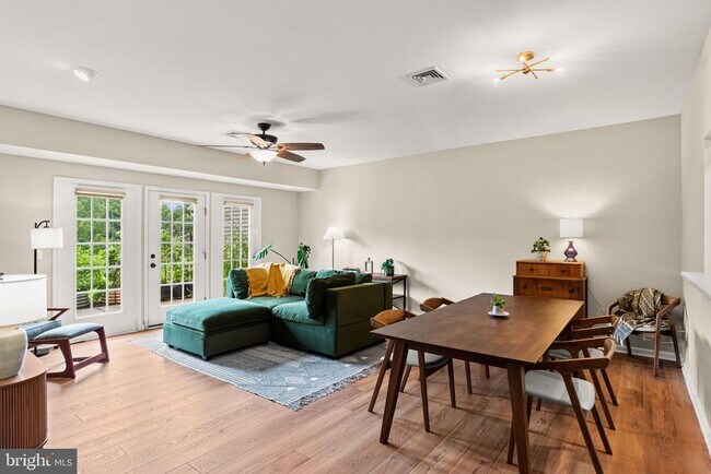 Building Photo - 2082 Deer Run Dr
