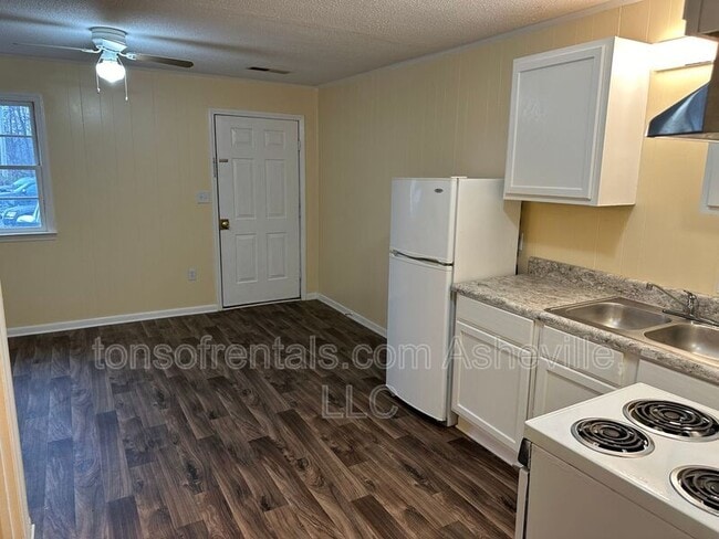 Building Photo - 3126 US-221
