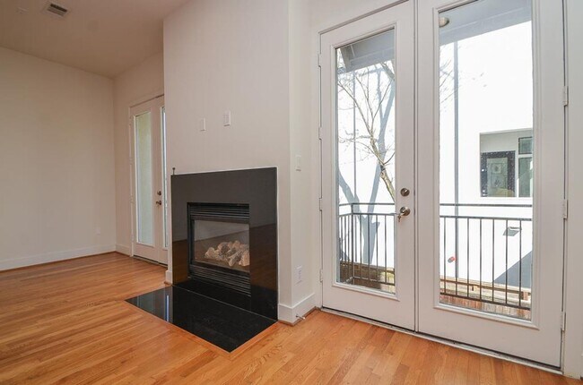 Building Photo - Stylish Corner Townhome Steps from Parks, Dining & Shopping