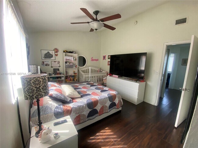 Building Photo - 6245 SW Kendale Lakes Cir