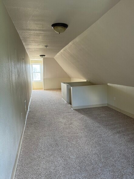 Building Photo - 615 6th St