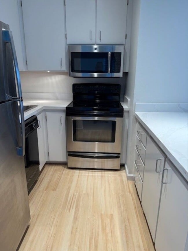 Building Photo - Newly Updated Condo with In-Unit Laundry a...