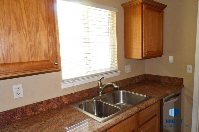 Building Photo - Gorgeous Upper Valley rental home