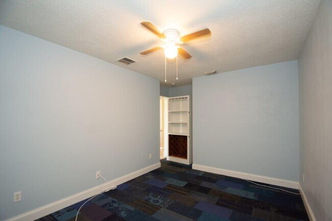 Building Photo - 1509 SW Crater Ave