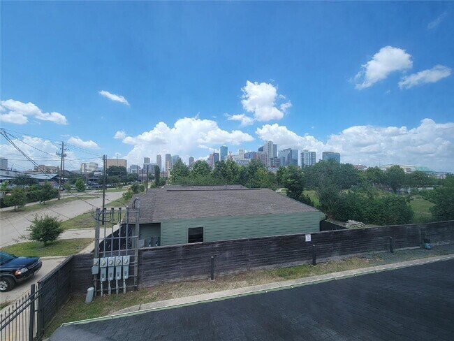 Building Photo - 3 Bed Townhome in 77003 Near Minute Maid Park + First-Floor Living