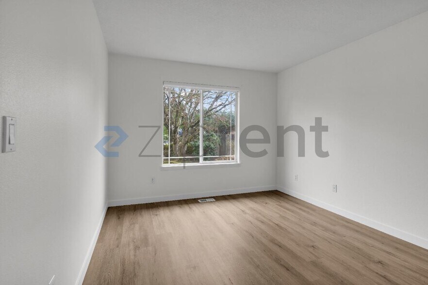 Building Photo - 9904 NE 27th Ct