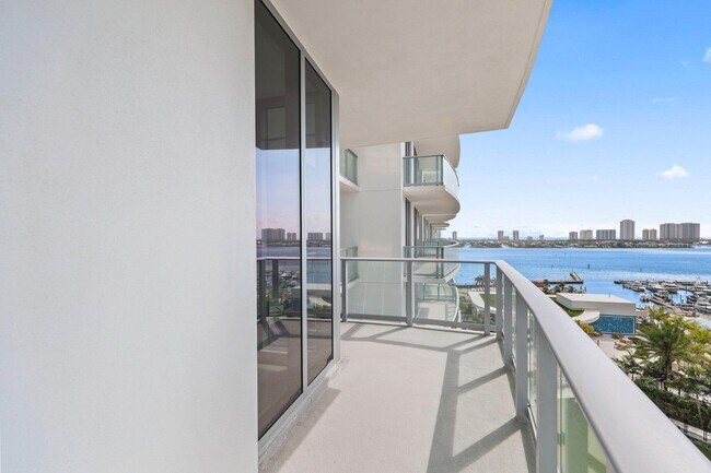 Building Photo - 220 Lake Shore Dr