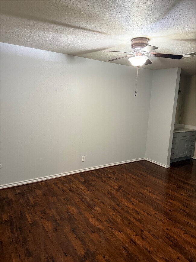 Building Photo - 732 Memorial Mews St