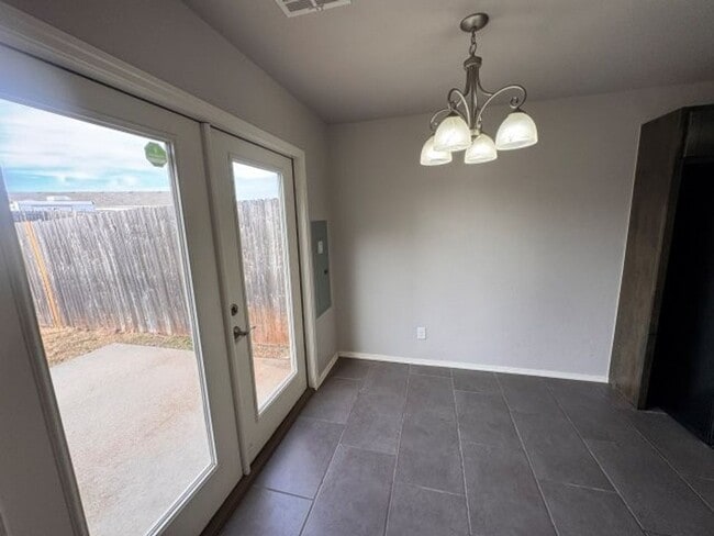 Building Photo - 3 bedroom 2 story duplex in Deer Creek schools!