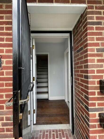 Main Entrande - 3706 Dolfield Ave