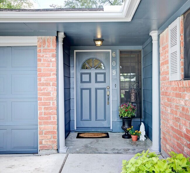 Building Photo - 609 Mary Ann Dr