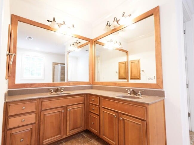 Building Photo - 4955 Ivy Ridge Dr SE