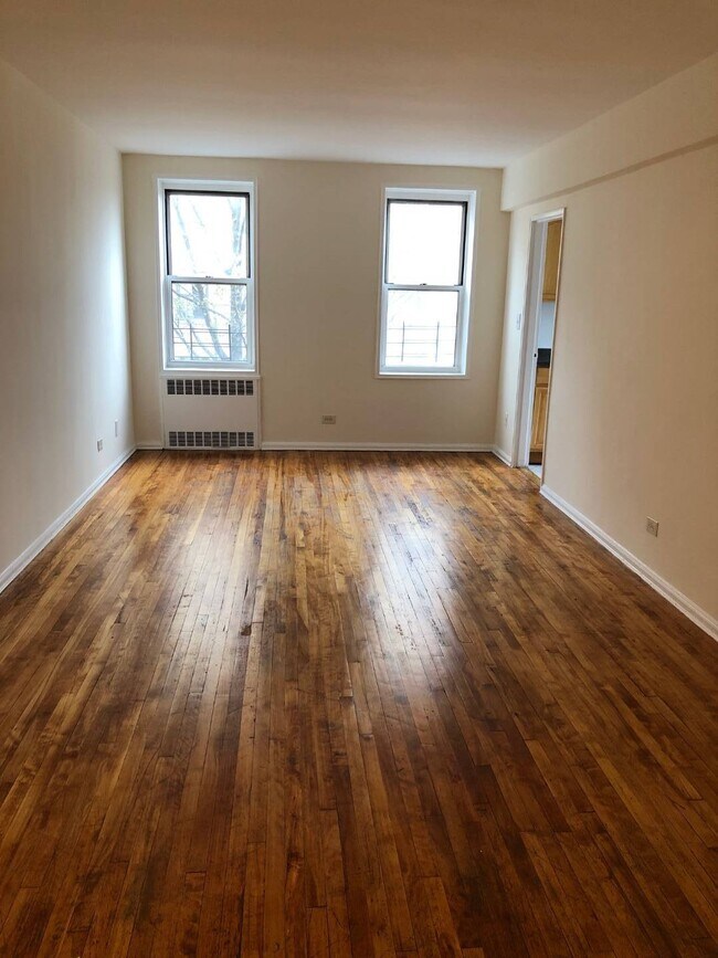 Building Photo - 88-10 35th Ave