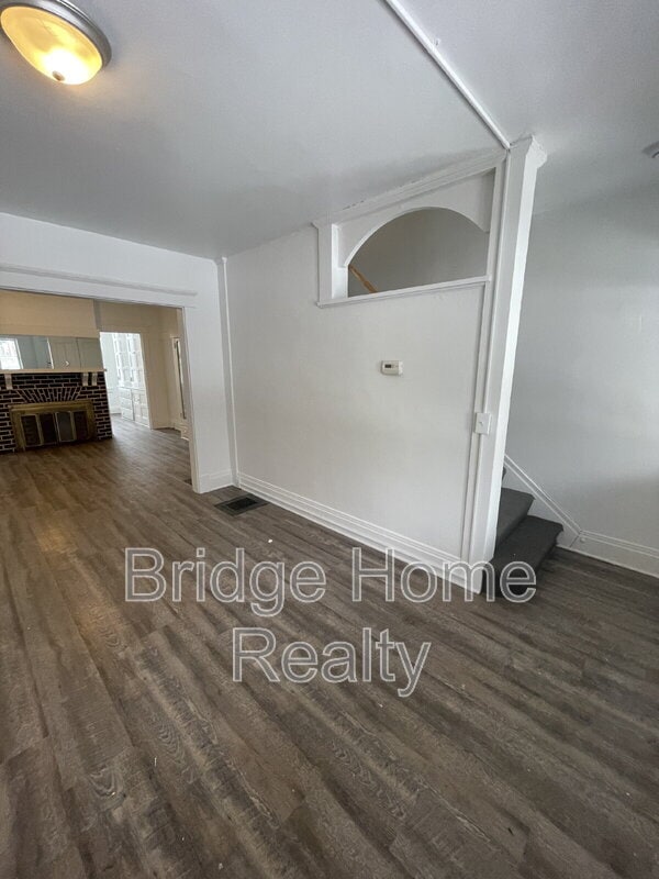 Building Photo - 136 S Spring Ave