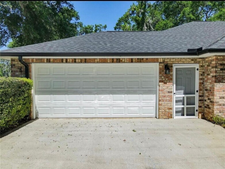 Building Photo - 720 NW Zack Dr