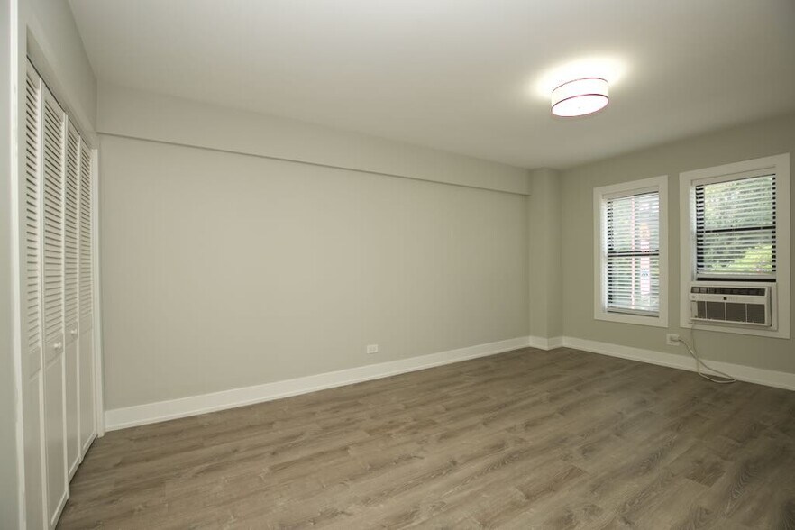 Building Photo - 510 W Belmont Ave