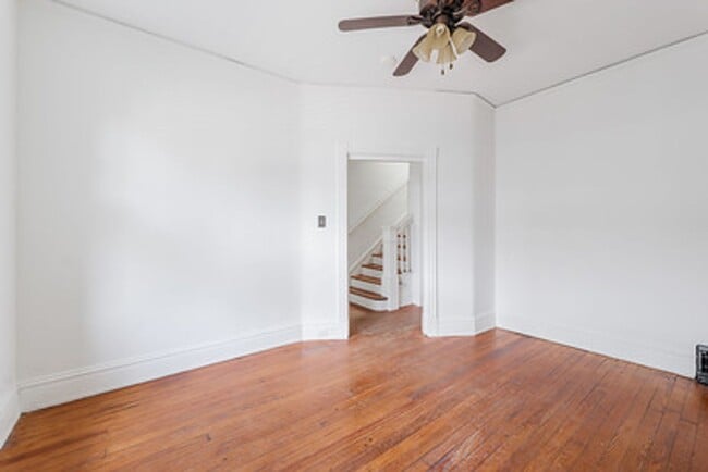 Building Photo - Great Fan Rowhouse!!
