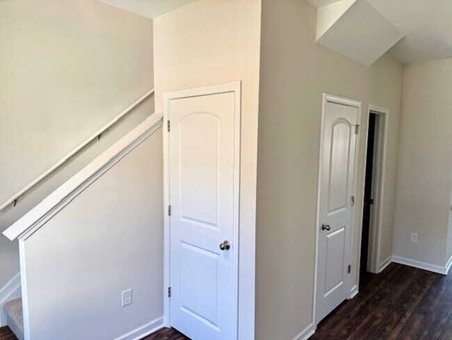 Building Photo - Two bedroom, 2.5 bath townhome in Whitsett