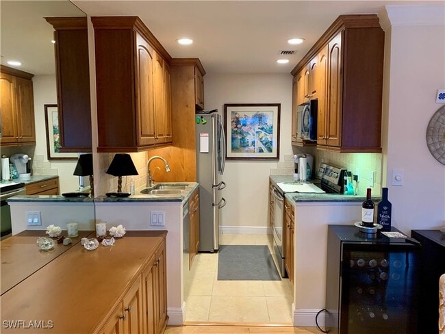 Building Photo - 333 Harbour Dr