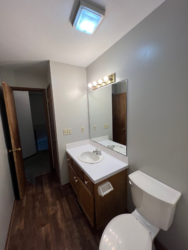 Building Photo - Recently Renovated 2Br / 1.5Ba Home with D...