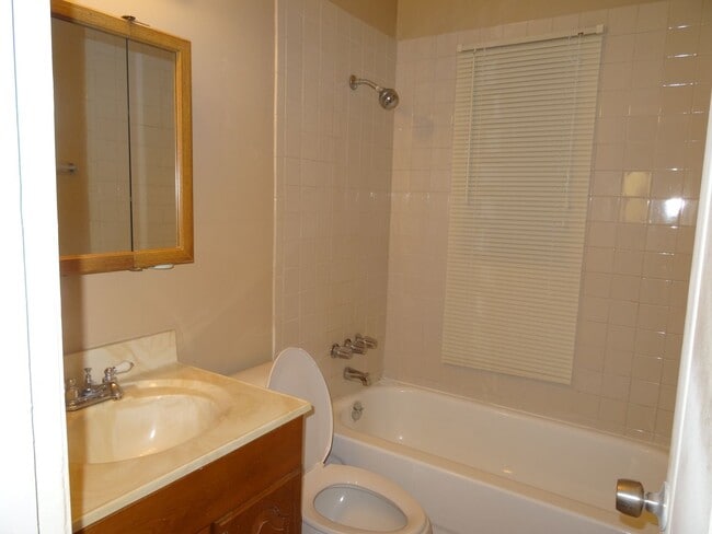 Building Photo - 3 Bed Home for Rent!