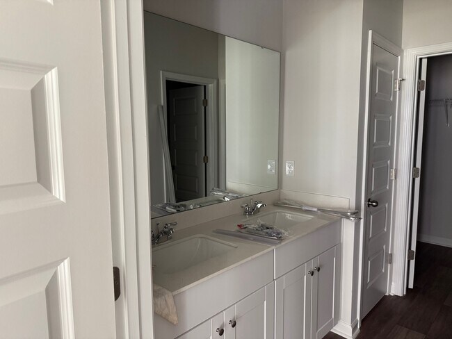 Building Photo - 1033 Arborwood Ln SW