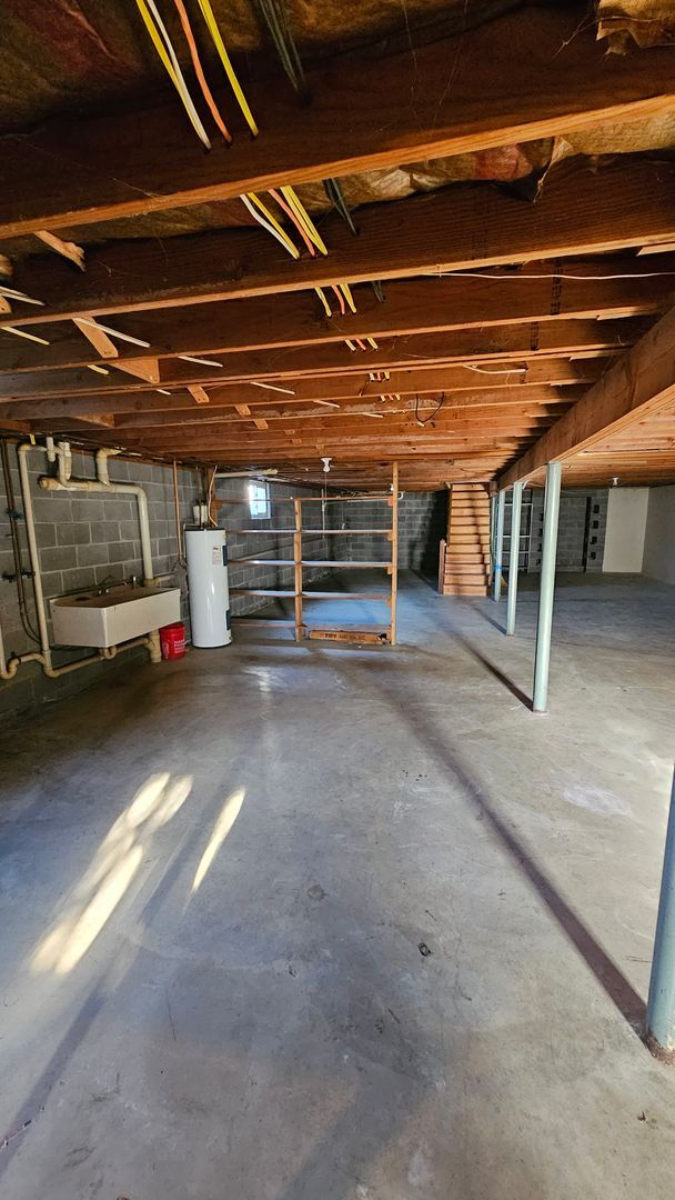 Building Photo - Spacious Single Family Home