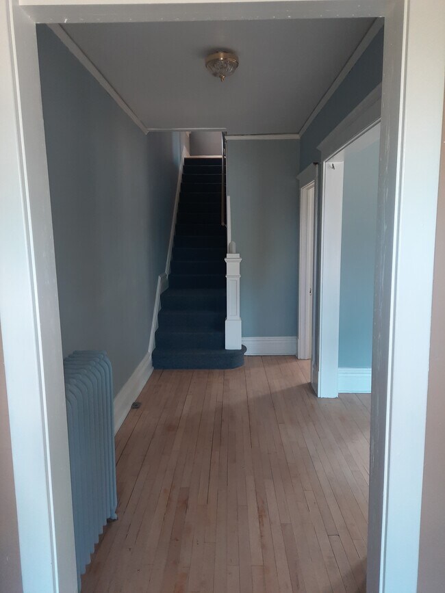 Building Photo - 429 N 10th Ave E