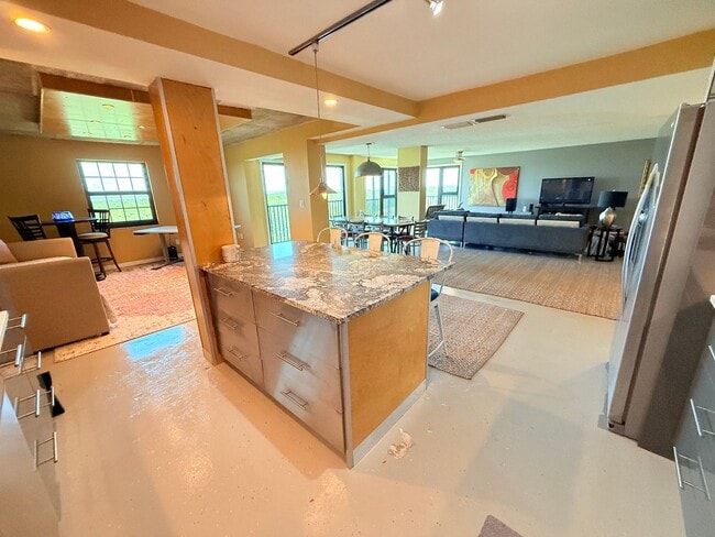 Building Photo - Huge Loft-Style 1 bed 1.5 Bath for Rent in...