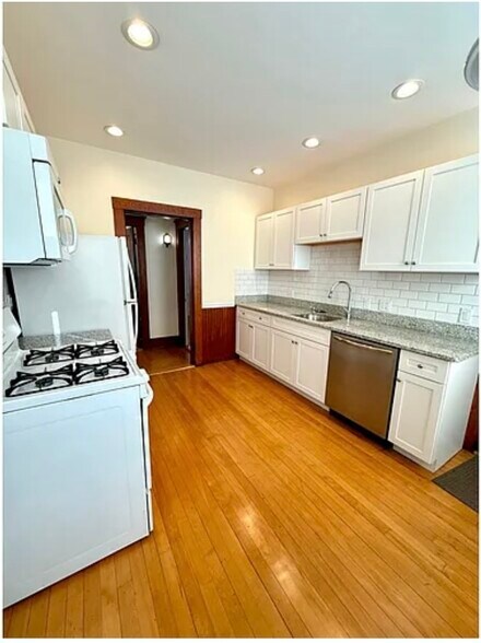 Building Photo - 389 School St