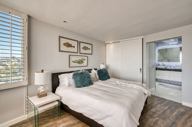 Building Photo - Get Ready for the Boat Parade! Gorgeous Home in Secured High-rise Building With Breathtaking Bay ...