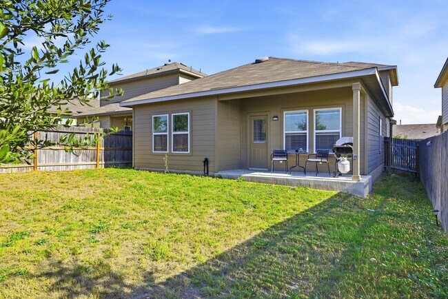 Building Photo - Move in Ready and FULLY FURNISHED 3 BD/2 BA located Far West San Antonio!