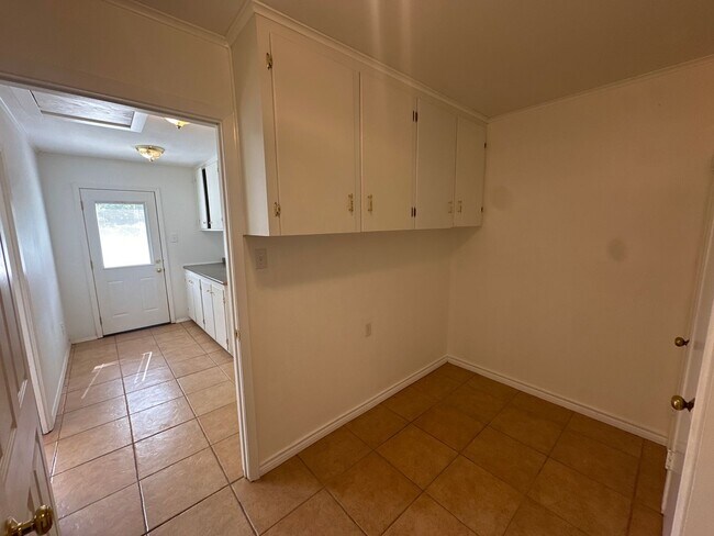 Building Photo - 2213 Suanne Dr