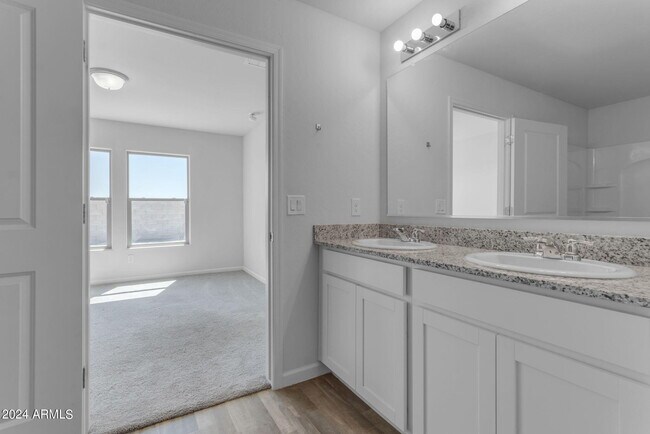 Building Photo - 1213 W Elm Ave