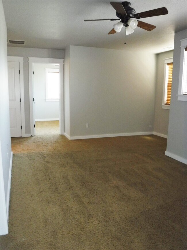 Building Photo - Beautiful 3 bed 2.5 bath home in the Cobblefield Crossing Subdivision in Meridian.
