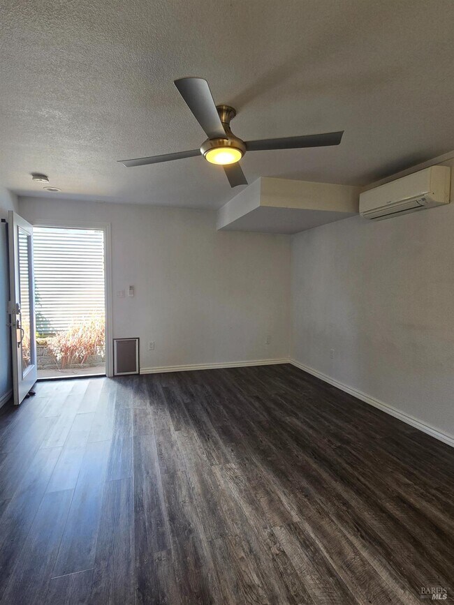 Building Photo - 480 Meadowview Dr