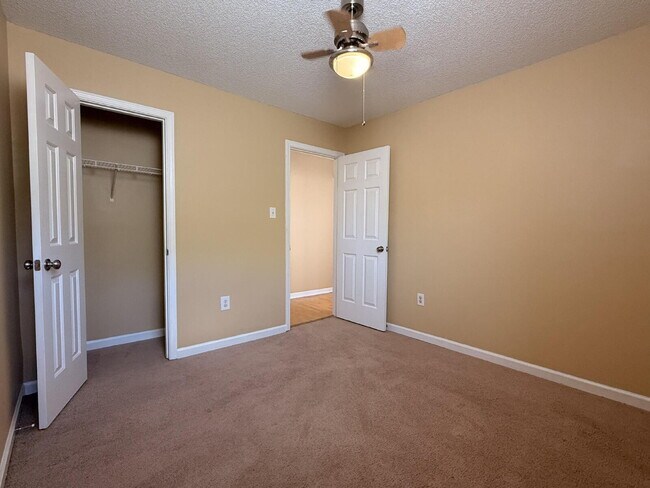 Building Photo - "Charming 3-Bedroom Lakeland Home with Cozy Fireplace & Gleaming Hardwood Floors!"