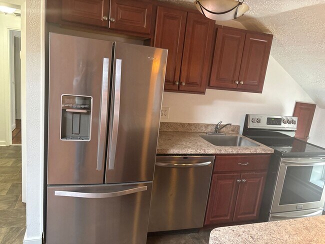 Building Photo - 1-2 Bedroom 3rd Floor Apartment Across from Central Market in Downtown York
