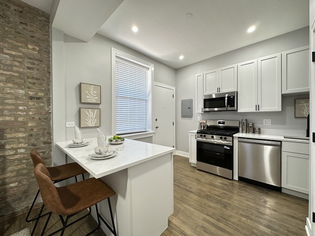 Building Photo - 3840 N Wilton Ave