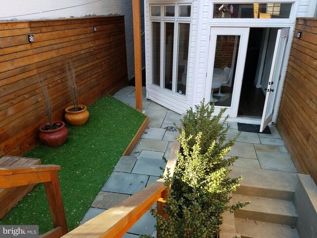 Building Photo - 1890 Ontario Pl NW