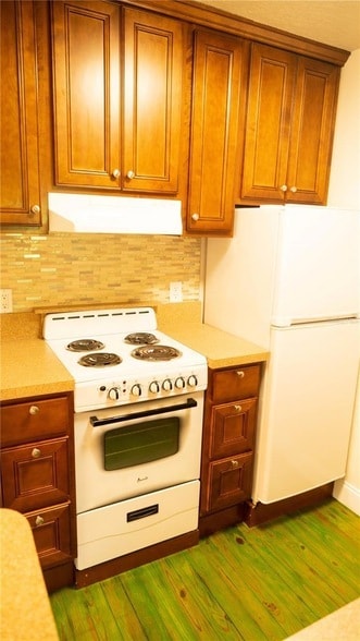 Building Photo - 2116 Henderson Dr
