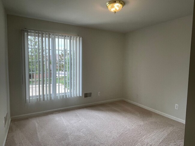Building Photo - Shelby Twp 2-bedroom, 2-bath condo-style w...