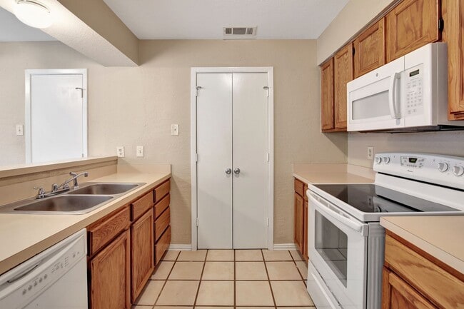 Building Photo - Premium Location at a Perfect Price.