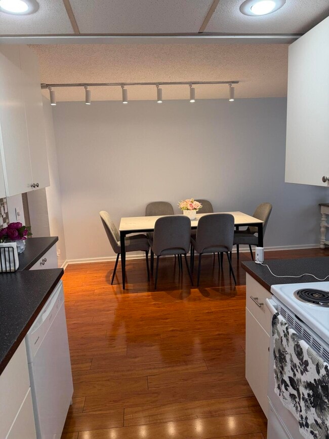 Building Photo - 3062 Ainslie Dr