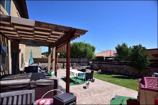 Building Photo - 6246 Viale Del Sol Ave