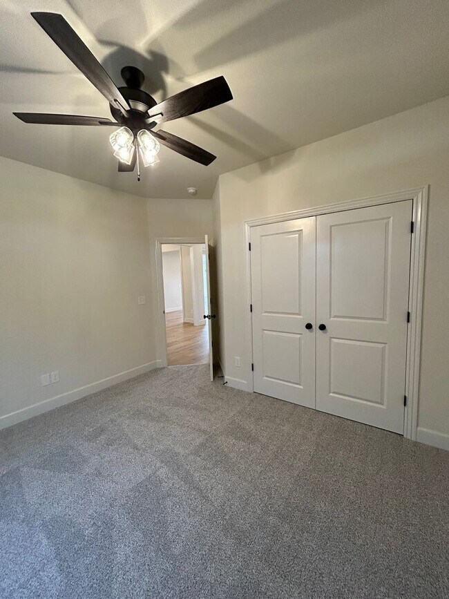 Building Photo - Beautiful Modern Home in Pea Ridge!