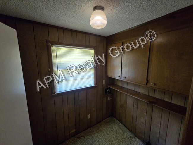 Building Photo - Spacious two bedroom house off Two Notch