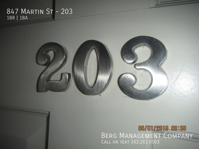 Building Photo - 847 Martin St