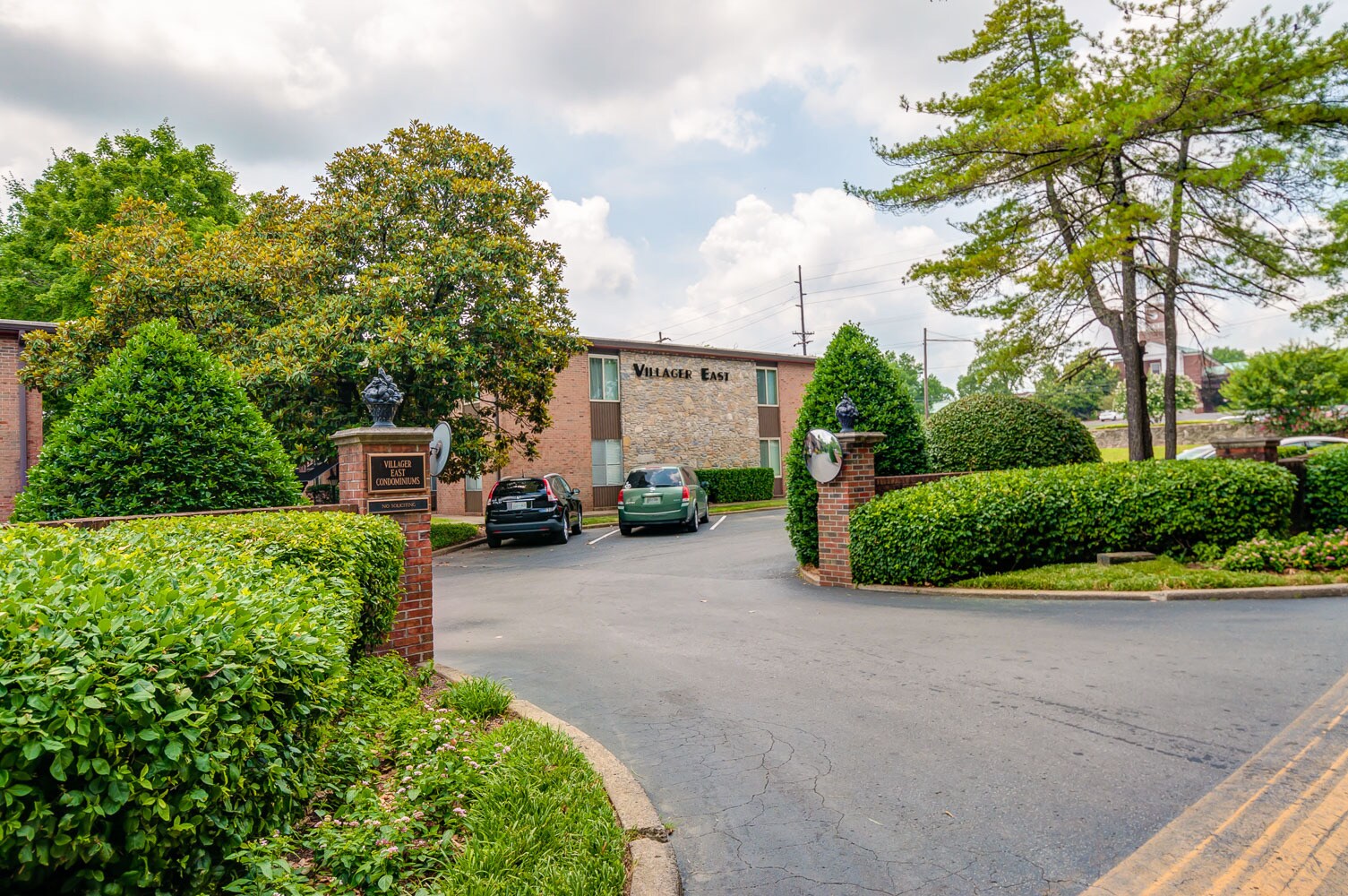 Building Photo - 3600 Hillsboro Pike